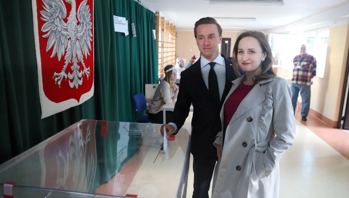 Głosy wyborców Krzysztofa Bosaka w II turze wyborów prezydenckich rozłożyły się w podobny sposób na Andrzeja Dudę (51,5 proc.) i Rafała Trzaskowskiego (48,5 proc.). Natomiast wyborcy Szymona Hołowni głównie poparli Rafała Trzaskowskiego (85,5 proc.) - wynika z sondażu exit poll autorstwa instytutu Ipsos. 