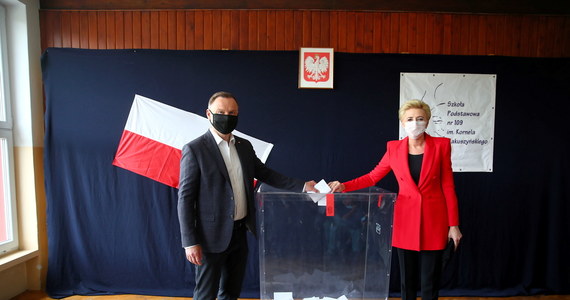 Prezydent Andrzej Duda zwyciężył w II turze polskich wyborów prezydenckich w USA, uzyskując 54,96 proc. głosów. Kandydat KO Rafał Trzaskowski otrzymał 45,04 proc. głosów.