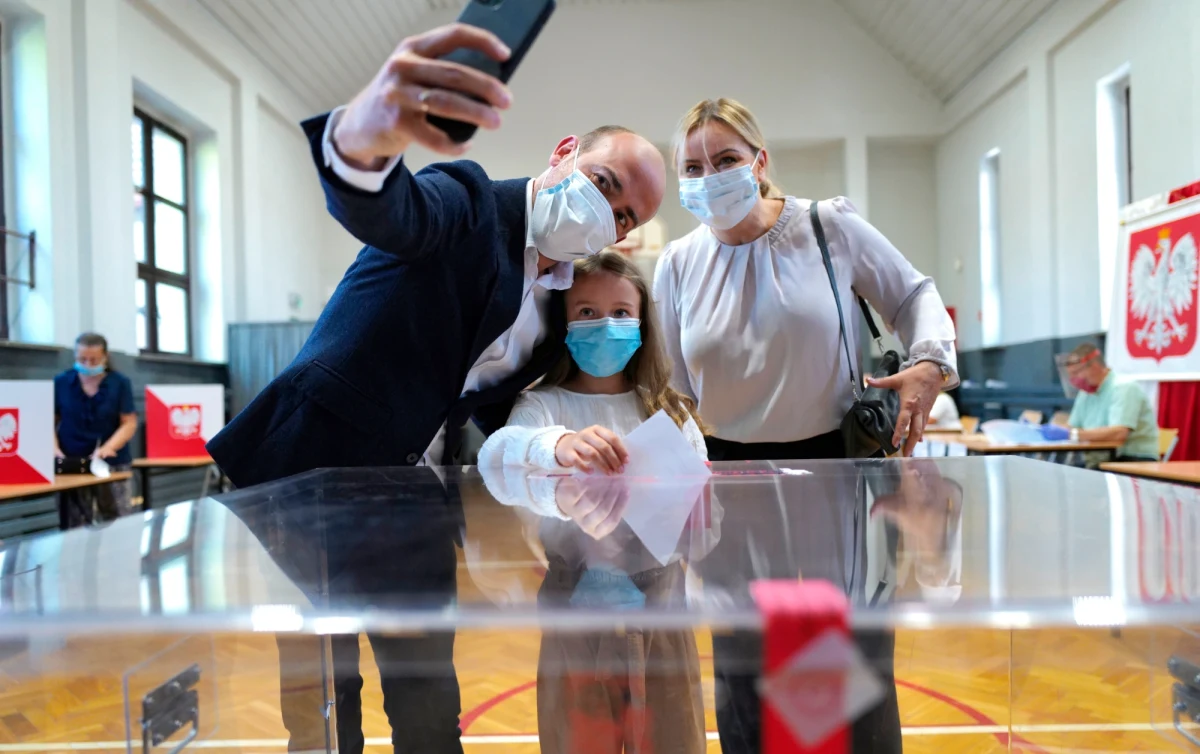 Ostateczny wynik wyborów prezydenckich będzie jak wynik rywalizacji w maratońskim biegu - podkreślił w niedzielę szef PO Borys Budka. "Wierzę w to, że finisz będzie szczęśliwy dla Rafała Trzaskowskiego" -  dodał. Według sondażu exit poll Ipsos dla TVP, TVN i Polsat popierany przez PiS prezydent Andrzej Duda w drugiej turze wyborów prezydenckich uzyskał 50,4 proc. głosów, a kandydat KO Rafał Trzaskowski uzyskał 49,6 proc.