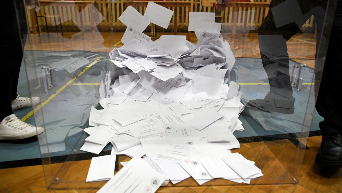 Najniższą frekwencję, 64,2 proc., odnotowano w grupie wiekowej 60 lat i więcej. Jednak w porównaniu z I turą frekwencja wśród seniorów wzrosła aż o 8,1 pkt proc. - wynika z sondażu Ipsos dla TVP, TVN i Polsatu. Najwyższa była frekwencja w grupie wiekowej 50-59 lat - 76,3 proc.