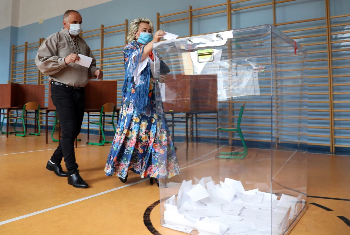 Większość mężczyzn, którzy zagłosowali w wyborach prezydenckich 2020, opowiedziała się za Andrzejem Dudą, wśród kobiet natomiast nieznaczną przewagę uzyskał Rafał Trzaskowski - wynika z exit poll, przeprowadzonego przez Ipsos dla TVP, TVN i Polsatu. Badanie wskazuje również, że urzędujący prezydent wygrał wśród rolników, robotników, bezrobotnych, emerytów i rencistów.