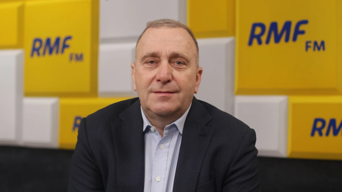 „Zawsze porażka nie jest przyjemna” – komentował doniesienia PKW o cząstkowych wynikach wyborów Grzegorz Schetyna na antenie RMF FM. Pytany przez Roberta Mazurka o podsumowanie kampanii przekonywał: „Warunki nie były równe. Tu trzeba wspomnieć to, co robiła telewizja publiczna, to miało wpływ na pewno na mobilizację wyborców i na wynik”. Jak dodał – Andrzejowi Dudzie gratuluje jednak mobilizacji wyborców.
