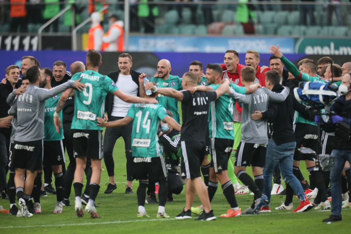 Legia Warszawa w sobotę zapewniła sobie piłkarskie mistrzostwo Polski. Trener Aleksandar Vuković na pomeczowej konferencji przyznał, że jeśli klub chce zaistnieć w Europie, to potrzebuje kilku wzmocnień. Na jakich pozycjach Legię czekają zmiany i kto może latem pożegnać się z drużyną? Na razie jest wiele niewiadomych. 