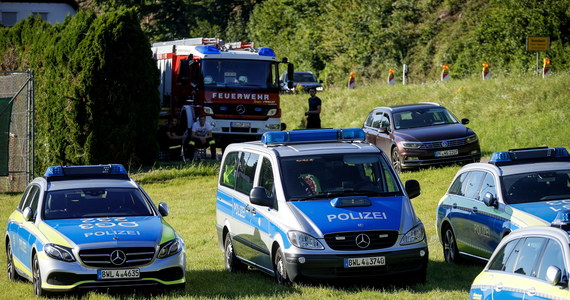 Niemiecka policja prowadzi poszukiwania na szeroką skalę. Ściga 31-latka, który obezwładnił 4 funkcjonariuszy, zabrał im broń i uciekł do lasu w okolicach Oppenau w Szwarcwaldzie. "Zostańcie w domach, nikomu nie otwierajcie" – apeluje policja do mieszkańców okolicy.