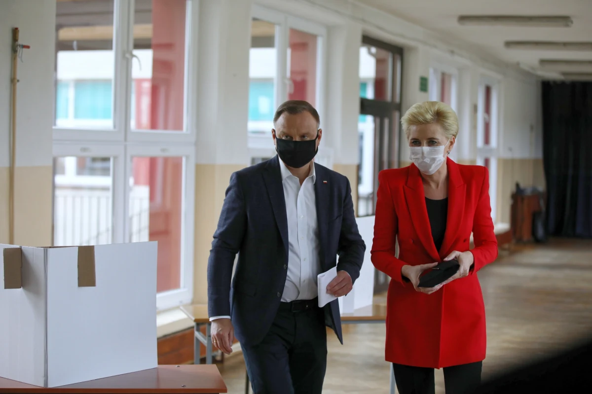 Według danych z wszystkich obwodowych komisji wyborczych urzędujący prezydent Andrzej Duda wygrał drugą turę wyborów prezydenckich w województwie małopolskim zdobywając 59,65.proc.głosów. Rafał Trzaskowski uzyskał tam 40,35 proc. poparcia. Urzędujący prezydent przegrał jednak w swoim rodzinnym mieście. W Krakowie na Andrzeja Dudę zagłosowało 38,53 proc. wyborców, na Rafała Trzaskowskiego 61,47 procent.