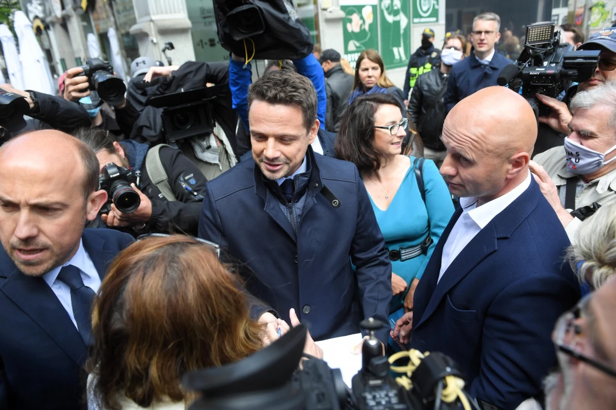 "Głos przeciw Dudzie oznaczał ograniczenie wszechwładzy jednej partii, więc na Trzaskowskiego zagłosowali nawet ludzie, którzy nie cierpią Platformy" - tak wynik wyborów prezydenckich 2020 podsumował lider Lewicy Razem Adrian Zandberg. "Miliony Polaków chcą bezpieczeństwa socjalnego i poczucia godności. PiS wygrał, bo przez lata zbudował obraz, że właśnie oni to gwarantują. (…) Ale ta opowieść o ‘prospołecznym PiS-ie’ to już nie jest prawda" - zaznaczył, dodając, że "dziś to obóz władzy wprowadza cięcia płac i zwolnienia". Zandberg podkreślił również, że "za trzy lata prawo do głosowania zdobędą młodzi wyborcy, którzy nie mieszczą się w dzisiejszych podziałach, bo nie chcą wiecznie wybierać: PiS czy PO".