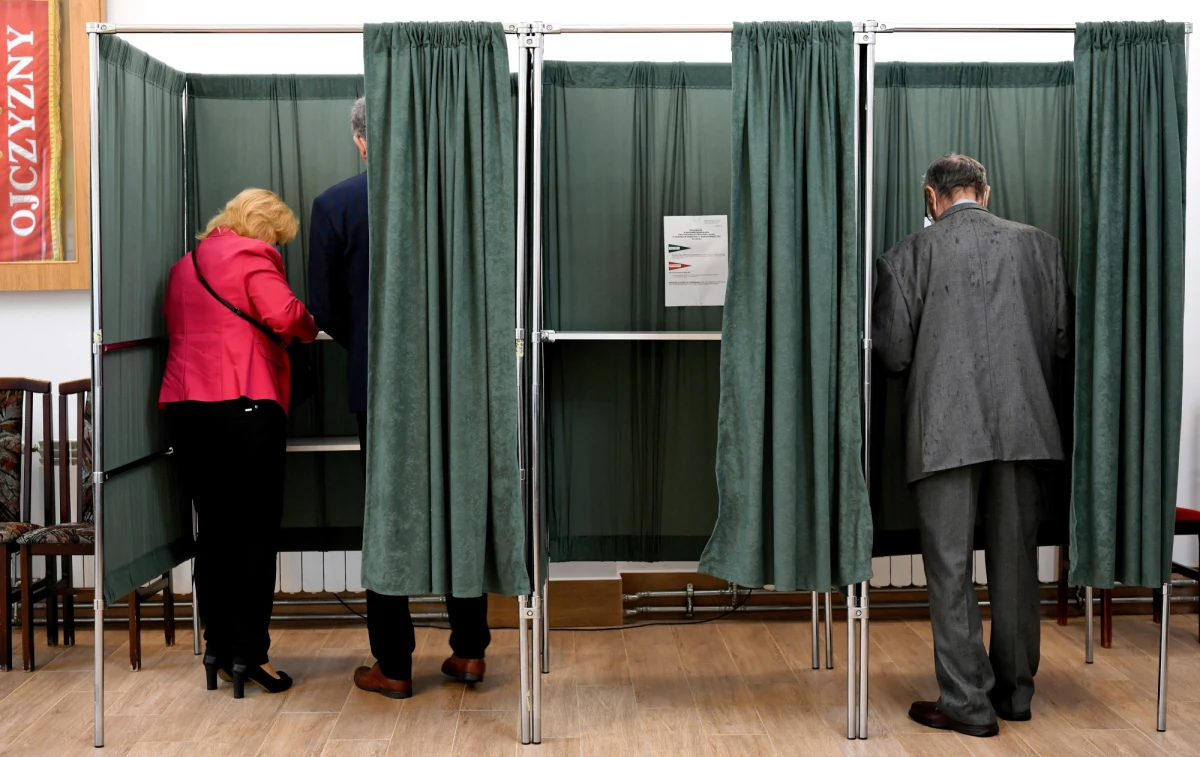 Ponad 20,6 miliona Polaków oddało głosy w II turze wyborów prezydenckich 2020: oznacza to, że frekwencja wyborcza wyniosła 68,18 procent! W czasie konferencji prasowej Państwowej Komisji Wyborczej, na której ogłoszone zostały ostateczne wyniki głosowania, szef PKW dziękował "milionom wyborców, którzy mimo pandemii i okresu wakacyjnego udali się do lokali wyborczych oraz przesłali pakiety wyborcze". Jak podkreślił: "W ten sposób ustanowili rekord frekwencji w wyborach prezydenckich w XXI wieku".