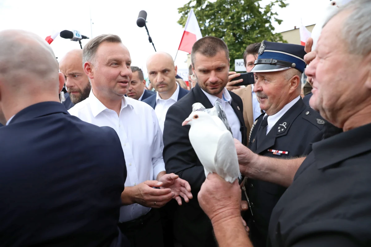 Tuż po zwycięstwie w wyborach prezydenckich Andrzej Duda odwiedził w poniedziałkowy wieczór Jasną Górę, gdzie uczestniczył w wieczornym Apelu Jasnogórskim. "Dziękujemy za jego obecność tutaj, dziękujemy za jego świadectwo wiary" - mówił w czasie modlitwy o. Waldemar Pastusiak. Właśnie na Jasnej Górze obydwa wieczory wyborcze spędził prezes PiS Jarosław Kaczyński.