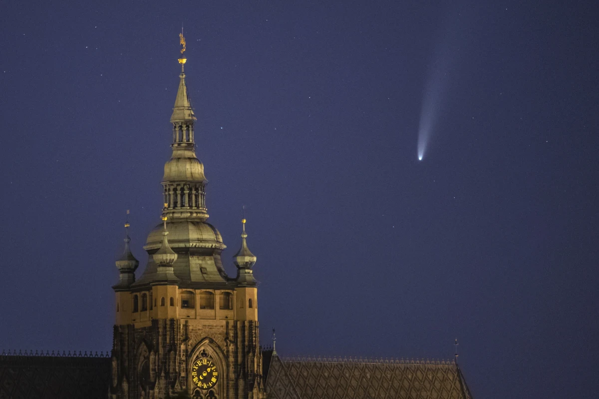 W najbliższych dniach na niebie nad Polską można oglądać jasną kometę o nazwie C/2020 F3 (NEOWISE). Do ok. 20 lipca powinna być widoczna gołym okiem, później - do połowy sierpnia, będzie można ją obserwować przy użyciu lornetki czy teleskopu.