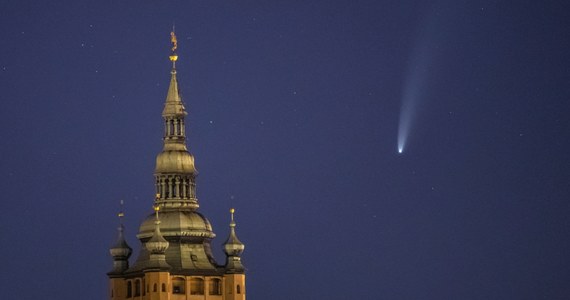 W najbliższych dniach na niebie nad Polską można oglądać jasną kometę o nazwie C/2020 F3 (NEOWISE). Do ok. 20 lipca powinna być widoczna gołym okiem, później - do połowy sierpnia, będzie można ją obserwować przy użyciu lornetki czy teleskopu.