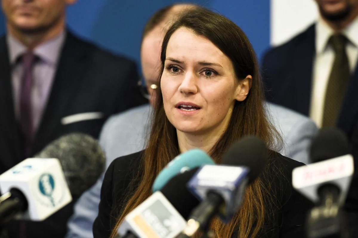 „Nie ma wątpliwości, że te wybory nie były uczciwe” – stwierdziła w Rozmowie w samo południe w RMF FM Agnieszka Pomaska pytana o to, czy Andrzej Duda jest legalnie wybranym prezydentem. „Ta kampania wyborcza nie była przeprowadzona na uczciwych zasadach (…). Póki co my jesteśmy od tego, żeby uszanować każdy głos, który mówi o tym, że - albo wskazuje na to, że - wybory mogły być nieuczciwe, że dochodziło do nieprawidłowości” – dodała posłanka Koalicji Obywatelskiej.