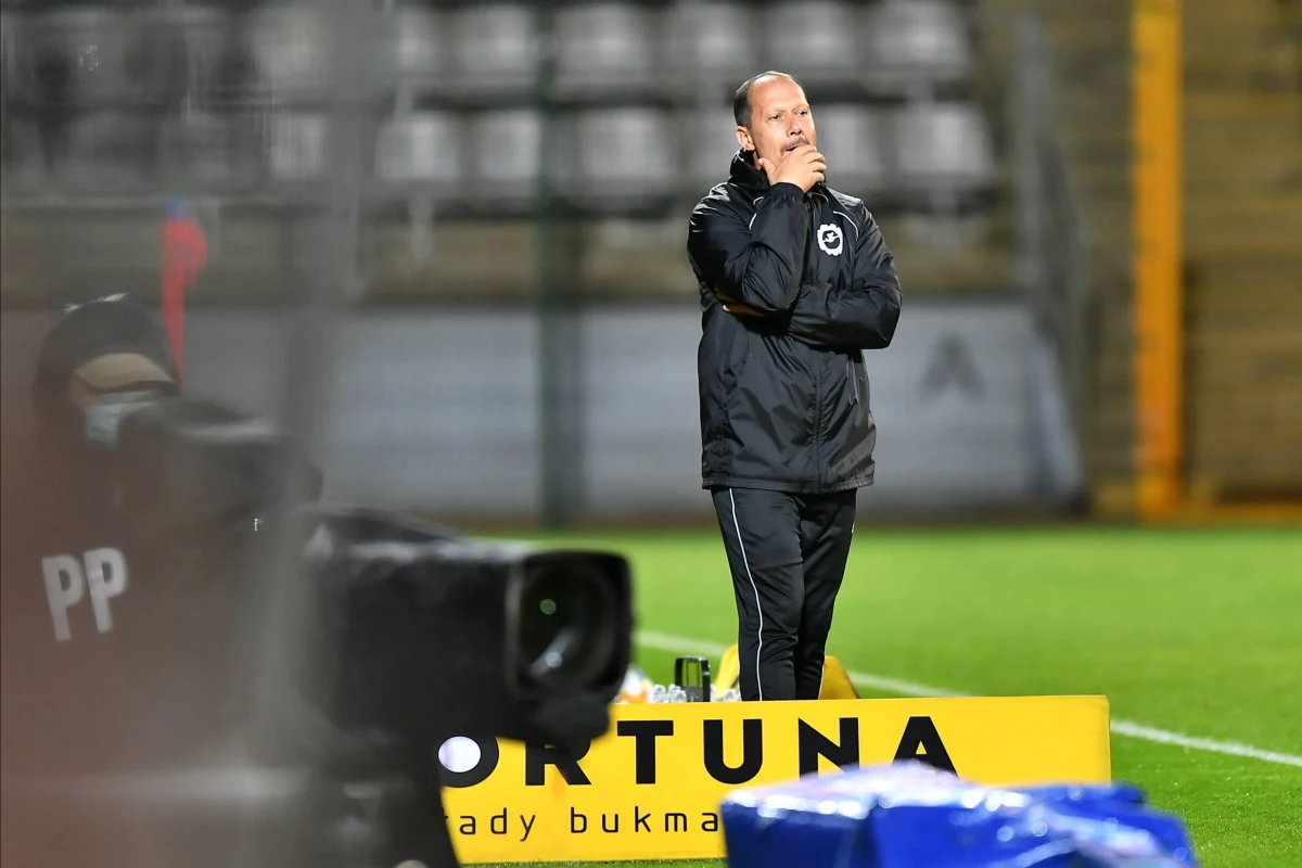 Rozgrywki Fortuna 1. Ligi wchodzą w decydującą fazę. Do końca sezonu pozostały już tylko trzy ligowe kolejki, ale ciągle nie znamy nawet jednego zespołu, który awansuje do Ekstraklasy. Niewiadomą jest także skład baraży, które wyłonią ostatnią drużynę z promocją do wyższej ligi oraz komplet spadkowiczów. Emocji zatem nie zabraknie.