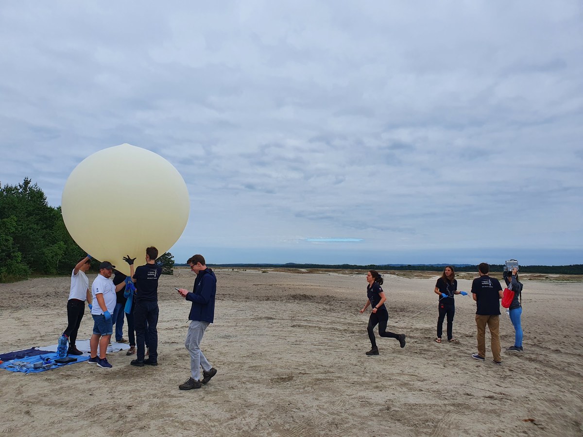 Zespół AGH Space Systems wysłał do stratosfery balon z komórkami nowotworowymi na pokładzie. Celem eksperymentu studentów Akademii Górniczo-Hutniczej w Krakowie było zbadanie wpływu promieniowania kosmicznego na komórki rakowe.
