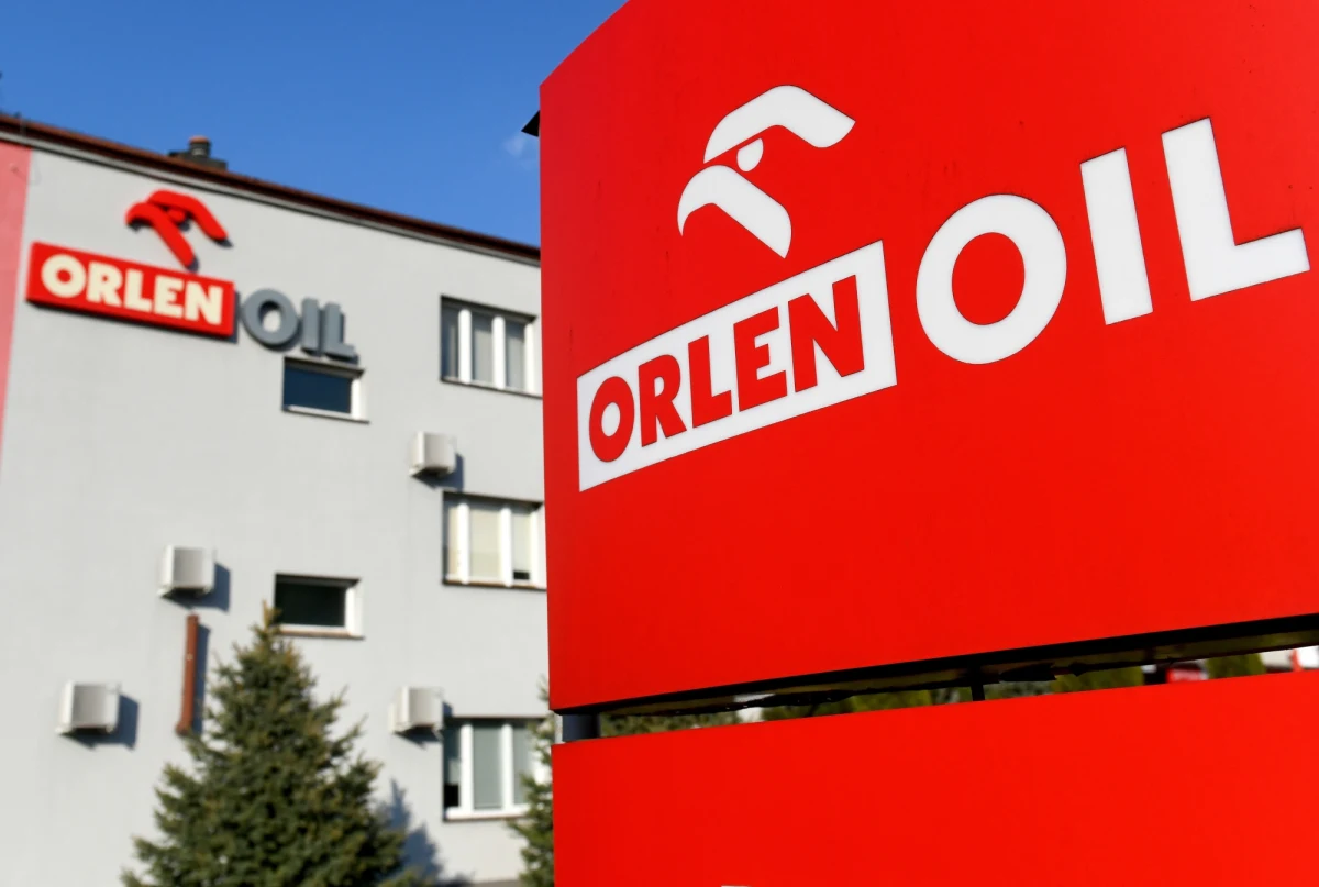 KE zatwierdziła przejęcie Grupy Lotos przez PKN Orlen. Decyzję uzależniła jednak od pełnego wywiązania się ze zobowiązań przedstawionych przez Orlen. Chodzi m.in. o sprzedaż 30 proc. udziałów rafinerii Lotos i 80 proc. stacji tej sieci. "Przejęcie to jest jednym z ważniejszych procesów dla kształtu polskiej gospodarki" - powiedział premier Mateusz Morawiecki.