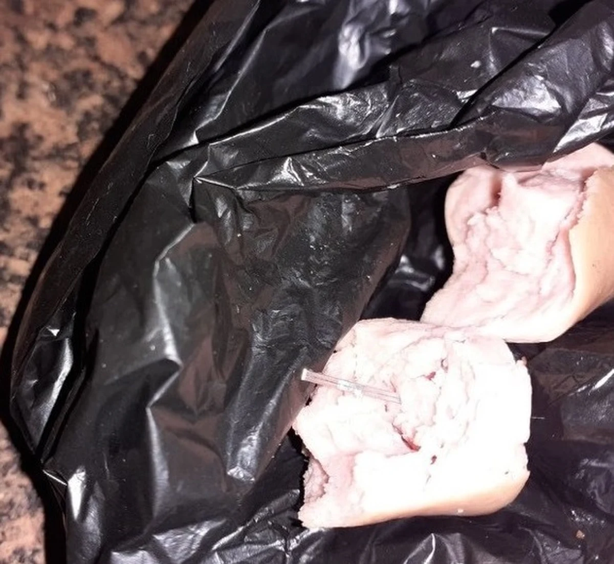 Przed pułapką na psy ostrzegają mieszkańcy warszawskiej dzielnicy Bielany. Ktoś zostawia tam kawałki mięsa naszpikowane igłami. Właściciele zwierząt szukają sprawcy i rozwieszają ogłoszenia. 