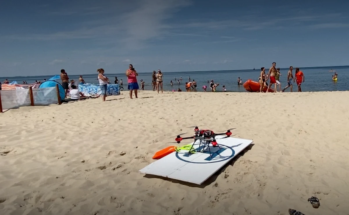 To nowinka na bałtyckim wybrzeżu. Ratownicy WOPR z Międzyzdrojów testują drona. Urządzenie ma pomagać w ratowaniu tonących. Może z wody wyciągnąć osobę ważącą nawet 150 kg. Na razie WOPR-owcy sprawdzają, jak to działa na dużo lżejszej ratowniczce Natalii.