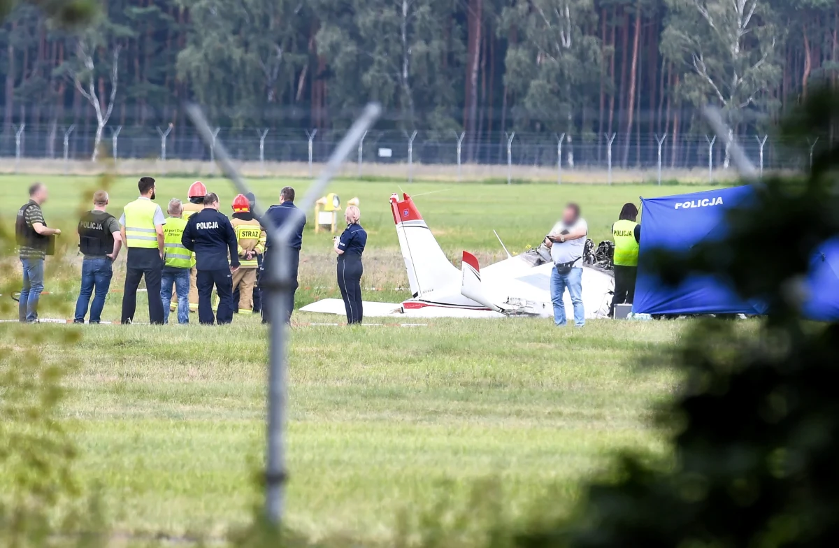 Tragiczny wypadek na lotnisku w Bydgoszczy. Rozbiła się tam awionetka. Nie żyją dwie osoby. Do zdarzenia doszło podczas lotu szkoleniowego.