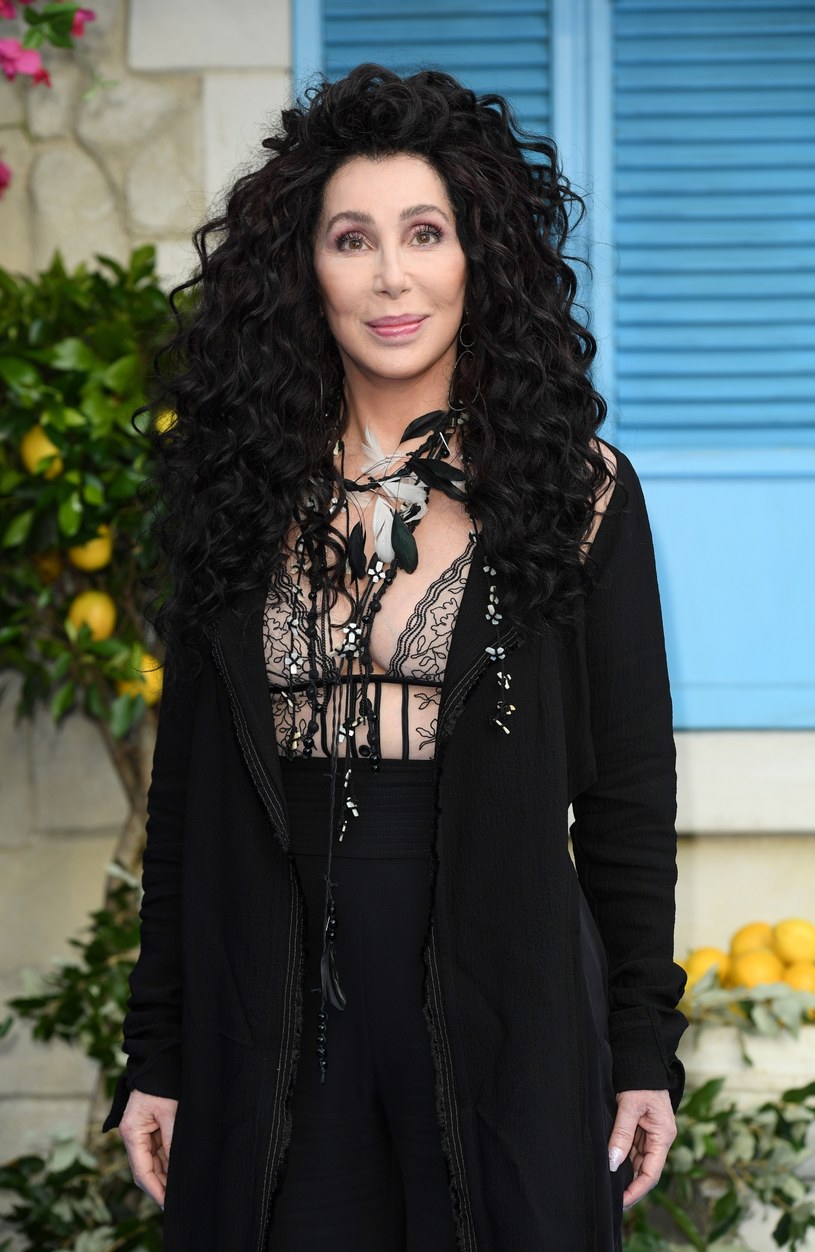 Legenda mówi, że Cher miała tylu kochanków, co Kleopatra, choć gwiazda temu zaprzecza. Z pewnością jednak potrafiła cieszyć się życiem! Dziś fani martwią się o nią, bo pojawiły się doniesienia, że ma poważne kłopoty ze zdrowiem. 