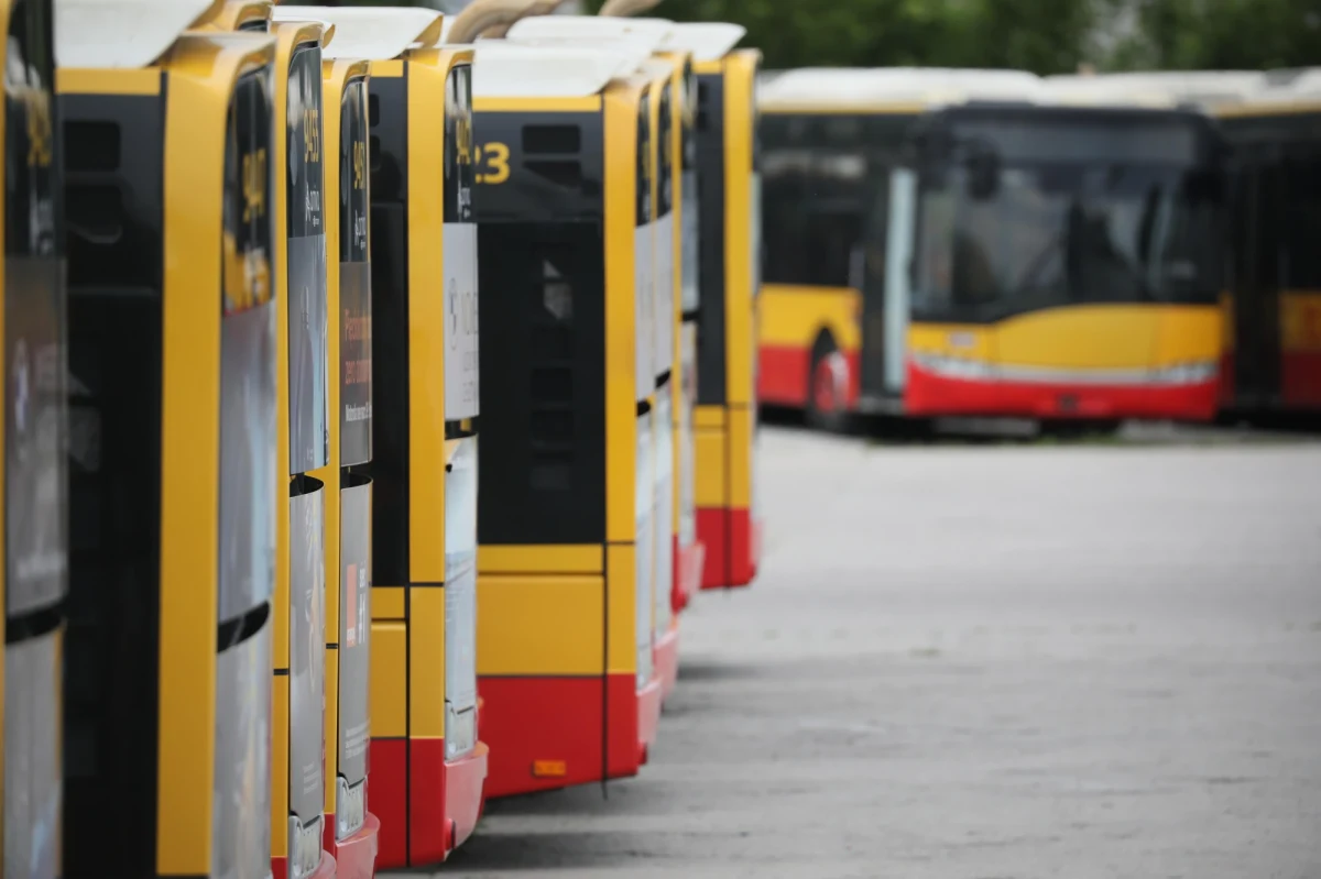 Już niebawem pasażerów w Warszawie znowu mogą zacząć wozić autobusy Arrivy. Decyzja najprawdopodobniej zapadnie w ciągu kilku dni. Kursy autobusów tego przewoźnika zawieszono po dwóch wypadkach. W jednym kierowca prowadził pod wpływem narkotyków, a drugi był o to podejrzewany. Ostatecznie testy wykazały, że zażywał narkotyki, ale nie bezpośrednio przed kursem. 