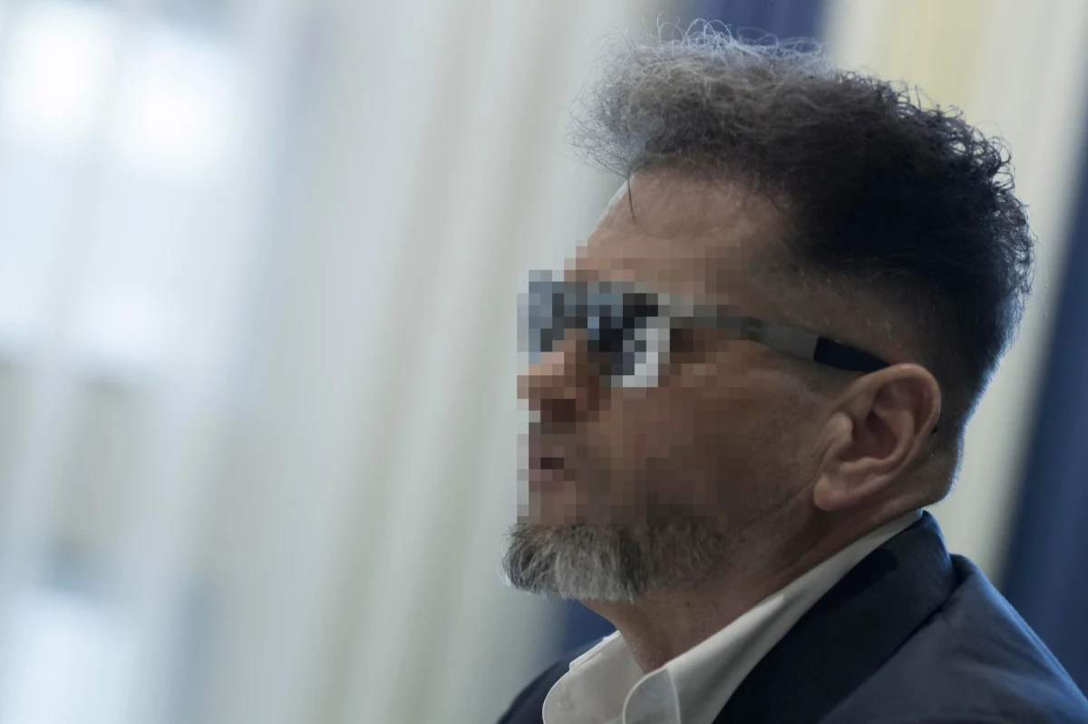 Były detektyw Krzysztof R. stanie przed sieradzkim sądem. Mężczyzna oskarżony jest o fałszywe oskarżenie innej osoby. Grozi mu kara do dwóch lat więzienia. O skierowaniu do sądu aktu oskarżenia poinformował Dziennik Śledczy na swojej stronie internetowej.