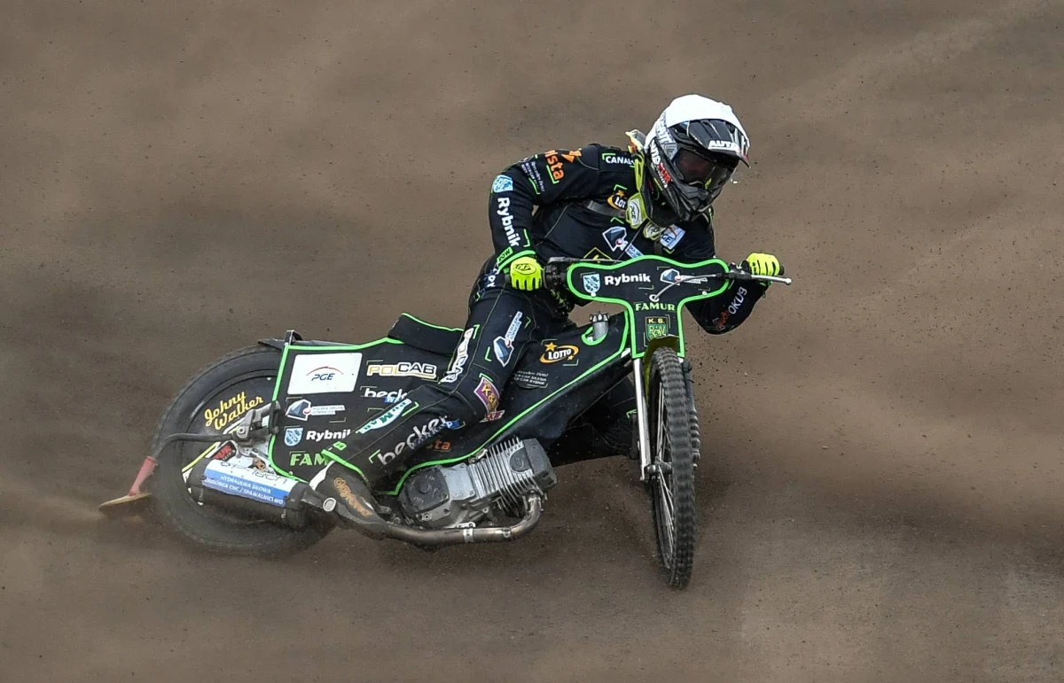 Żużlowa PGE Ekstraliga poinformowała o wykryciu zakażenia koronawirusem u osoby, która 10 lipca podczas meczu pomiędzy ROW Rybnik a Fogo Unią Leszno przebywała w parku maszyn. Zapadła decyzja o odwołaniu najbliższych meczów z udziałem tych drużyn.