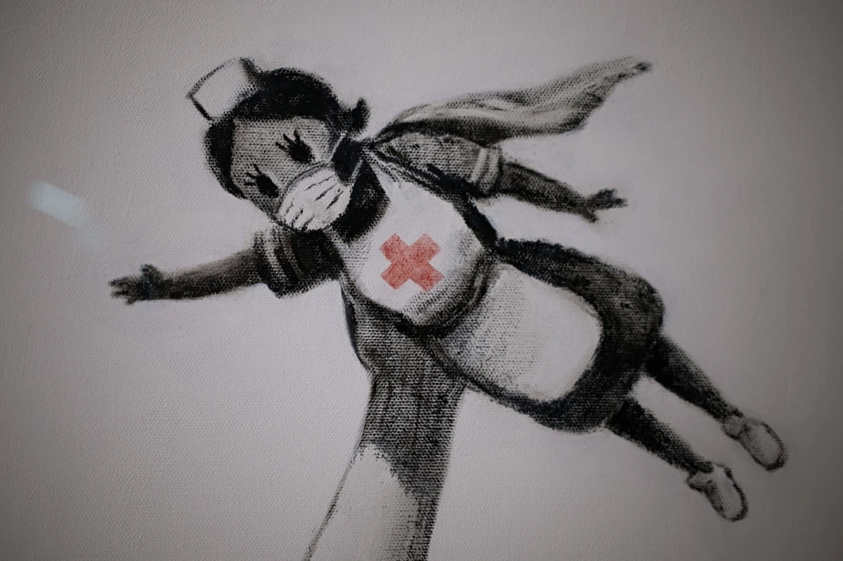 Słynny brytyjski artysta Banksy znowu w akcji. Wygląda na to, że w czasach koronawirusa zachęca do zakrywania twarzy w komunikacji miejskiej.
