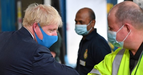 Brytyjski rząd rozważa zalecenie zakrywania twarzy we wszystkich zamkniętych miejscach publicznych, w tym w urzędach oraz miejscach pracy - twierdzi dziennik "Daily Telegraph".