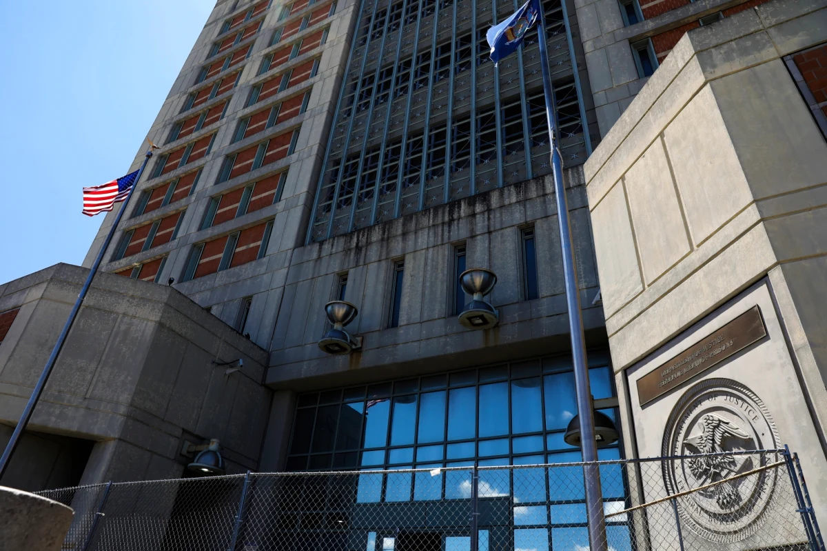 Sąd federalny w Nowym Jorku odmówił we wtorek zwolnienia za kaucją z aresztu Ghislaine Maxwell, oskarżonej o pomaganie nieżyjącemu finansiście Jeffrey'owi Epsteinowi w wykorzystywaniu seksualnym nieletnich dziewcząt. Kobieta nie przyznaje się do winy.