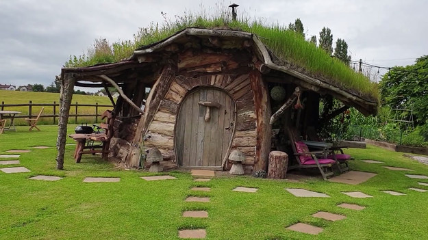 Pewne angielskie małżeństwo na swoim podwórku zbudowało domek hobbita. Spora część konstrukcji powstała z materiałów z recyklingu. Na początku służył wyłącznie właścicielom, ale od paru lat każdy chętny może pokusić się o kilkudniowy wynajem. Niezwykłe miejsce w połączeniu z piękną przyrodą sprawiają, że wielu ludzi wraca w to miejsce. Domek hobbita znajduje się w angielskiej wsi Dodford.