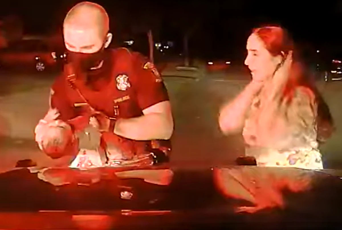 Funkcjonariusz policji ze Sterling Heights w stanie Michigan na północnym wschodzie USA został okrzyknięty bohaterem po uratowaniu 3-tygodniowego niemowlęcia. Dziecko miało trudności z oddychaniem – podaje portal CNN.