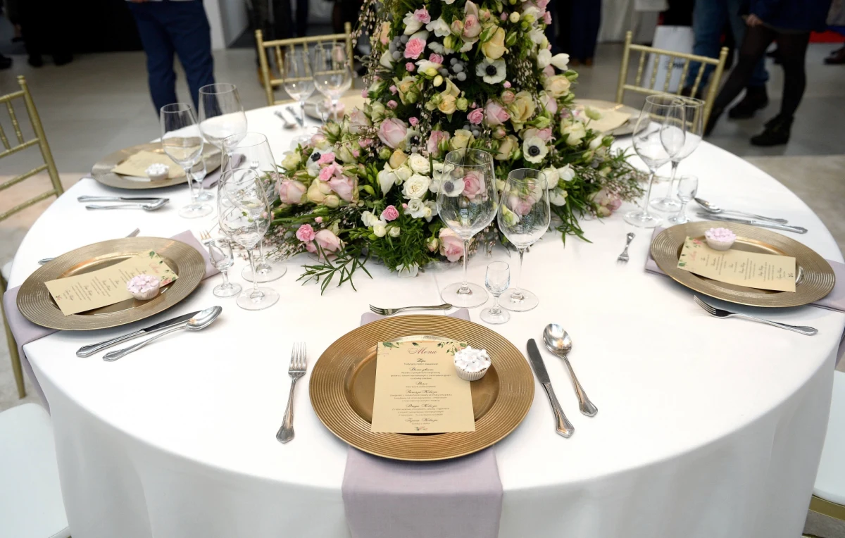 Wesela w rejonie Nowego Sącza oraz Tarnowa ogniskami koronawirusa w Małopolsce. W środę resort zdrowia poinformował o kolejnych 264 nowych przypadkach Covid-19 w Polsce. Dotyczą one głównie województw: śląskiego, małopolskiego i łódzkiego. 