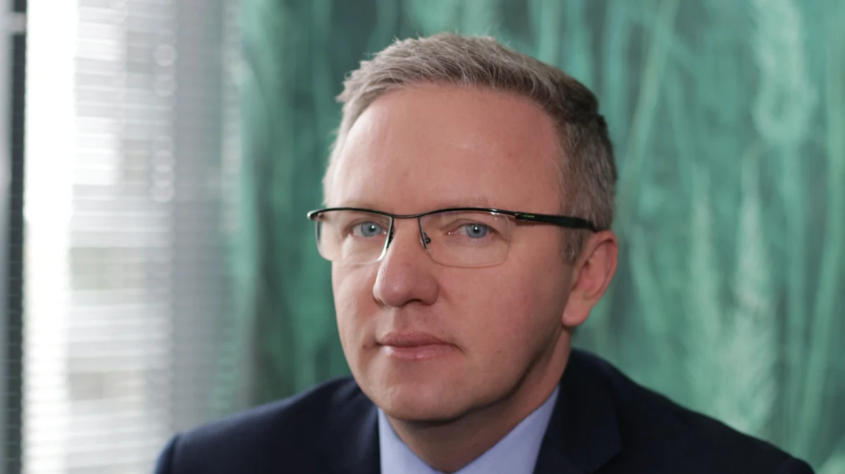 Opozycja domaga się wyciągnięcia konsekwencji wobec szefa Gabinetu Prezydenta RP Krzysztofa Szczerskiego po tym, jak rosyjskim żartownisiom udało się połączyć z głową państwa. Rosjanie - udający szefa ONZ - próbowali namówić Andrzeja Dudę na żarty o tym, czy Donald Tusk jest homoseksualistą, czy Żubrówka jest dobra. Były też poważniejsze kwestie: dlaczego niszczymy radzieckie pomniki albo czy chcielibyśmy odzyskać Lwów. Pałac Prezydencki potwierdził autentyczność nagrania, a służby podległe ministrowi koordynatorowi wyjaśniają okoliczności pojawienia się w sieci rozmowy. 