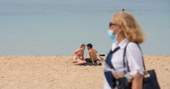 Rząd Andaluzji, na południu Hiszpanii, wprowadził w środę rano nakaz używania masek ochronnych w miejscach publicznych. Ma on obowiązywać również na plażach tego najbardziej popularnego wśród turystów regionu Hiszpanii kontynentalnej. Za brak maski grozi grzywna 100 euro.