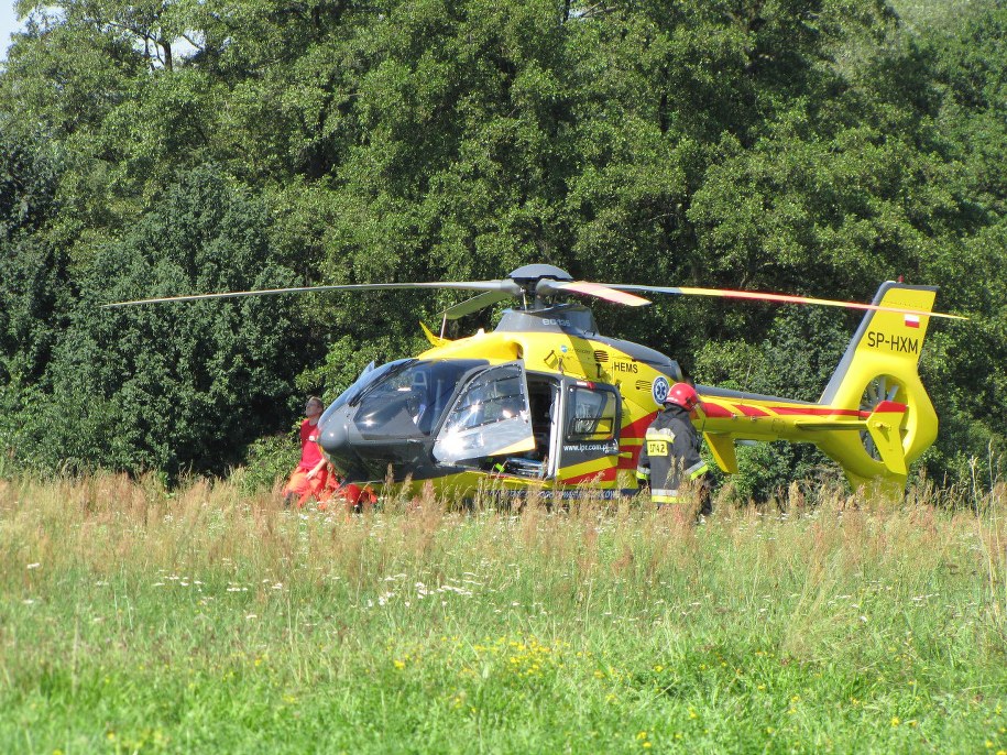 Wypadek rowerzystów i motocyklisty. Na miejscu lądował śmigłowiec LPR