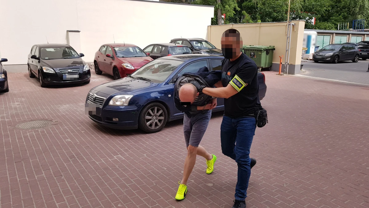 Chciałem rozładować emocje - tak tłumaczył swój czyn 41-letni mężczyzna, zatrzymany przez policję za strzelanie w okna siedziby SLD w Warszawie, w których wisiał plakat z Robertem Biedroniem. Dziś prawdopodobnie usłyszy zarzuty. Jak ustalił nieoficjalnie Onet, mężczyzna jest czynnym lekarzem psychiatrą.