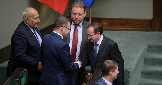 O 5 grzechach szefa MSWiA Mariusza Kamińskiego mówił, przedstawiając wniosek o wotum nieufności dla ministra, poseł Koalicji Obywatelskiej Tomasz Szymański. Wymienił m.in. "totalny brak profesjonalizmu", inwigilację i "tłumienie protestów obywateli". Andrzej Rozenek z Lewicy w czasie debaty nad wnioskiem dopytywał: "Komicy z Rosji nagrali i ośmieszyli prezydenta Polski. Gdzie były służby?". Poseł Prawa i Sprawiedliwości Zdzisław Sipiera stwierdził z kolei, że wniosek jest "miałki", a zarzuty posłów KO to "śmiech na sali". Sam Mariusz Kamiński natomiast, odpowiadając w czasie debaty na jeden z kierowanych pod jego adresem zarzutów, zwrócił się do polityków KO słowami: "Mnie nie obrażacie. Obrażacie ofiary komunistycznych zbrodni, (...) obrażacie 100 tysięcy polskich policjantów". Niespodzianki w głosowaniu nie było: sejmowa większość odrzuciła wniosek o wotum nieufności wobec szefa MSWiA.