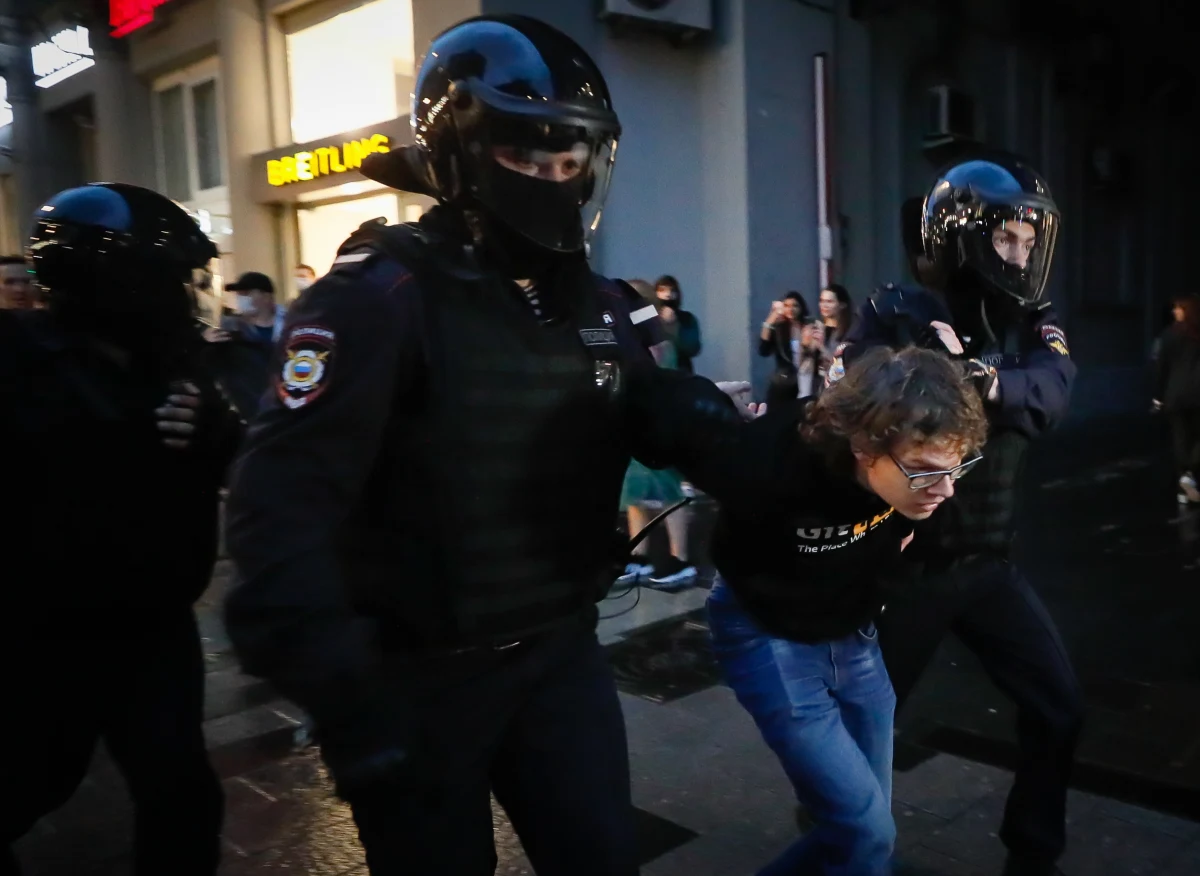 Ponad 100 ludzi zatrzymała policja w Moskwie podczas akcji zbierania podpisów pod żądaniem anulowania zmian w konstytucji. Wśród zatrzymanych są dziennikarze. Akcja przebiegała pod hasłem: "'NIE' dla wiecznego Putina". Chodzi o poprawkę do konstytucji, która daje obecnemu prezydentowi Władimirowi Putinowi prawo ubiegania się o kolejne kadencje.