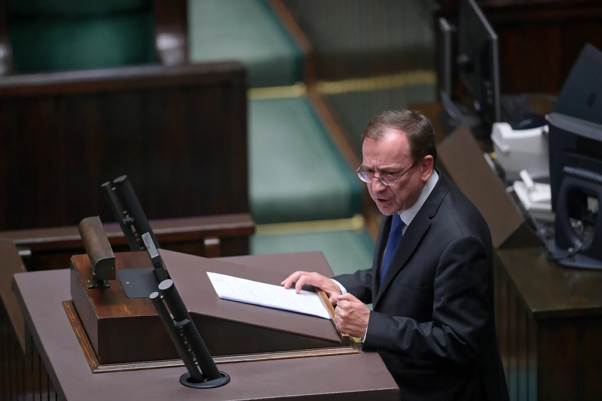 "Na Boga, służby specjalne, które mają kontrolować rozmowy międzynarodowe prezydenta czy premiera? No nie, szanowni państwo, tak nigdy nie było, nie jest i nie będzie" - tak w czasie sejmowej debaty koordynator służb specjalnych Mariusz Kamiński odpowiedział na zarzuty opozycji ws. słynnej już rozmowy prezydenta Andrzeja Dudy z rosyjskim youtuberem, który podszył się pod sekretarza generalnego ONZ. "Rzeczywiście ktoś zawiódł. Wiemy, kto" - stwierdził minister Kamiński i zapowiedział wyciągnięcie konsekwencji.
