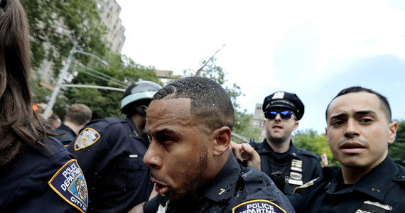 Szef nowojorskiej policji Terence Monahan, oraz co najmniej trzech funkcjonariuszy, zostało rannych podczas pokojowego marszu przeciwko rosnącej przemocy z użyciem broni palnej. 