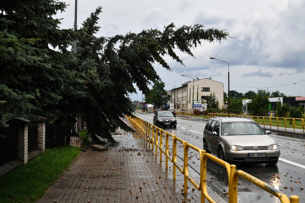 Instytut Meteorologii i Gospodarki Wodnej wydał ostrzeżenia pierwszego stopnia przed burzami z gradem. Alerty obowiązują na terenie czternastu  województw m.in. zachodniej, centralnej i wschodniej Polski.
