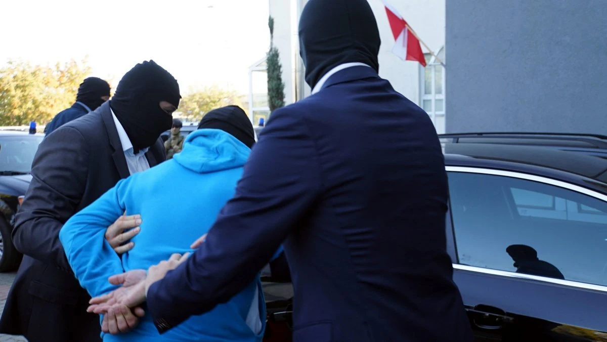 Funkcjonariusze Centralnego Biura Antykorupcyjnego zatrzymali w Warszawie dwie osoby - prezesów zarządu jednej ze stołecznych spółek odpowiedzialnych za powstanie i zarządzanie piramidą finansową. Blisko tysiąc osób miało w niej stracić ok. 250 mln zł.