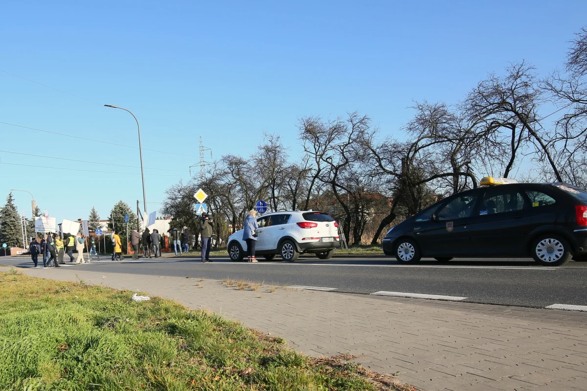Około trzech godzin trwał protest mieszkańców na drodze krajowej numer 78 w Świerklańcu na Śląsku. Domagali się zainstalowania sygnalizacji świetlnej, która ułatwi im przechodzenie przez jezdnię. 