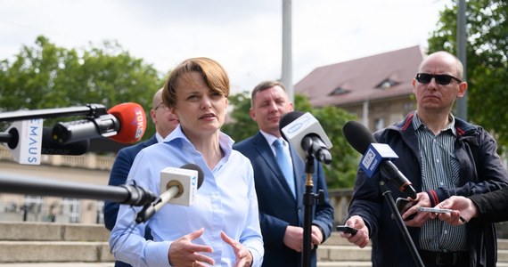 "Uważam, że na pewno możliwa jest rekonstrukcja rządu, od pewnego czasu mówił o niej także i premier Mateusz Morawiecki, na ten temat będą dyskutować liderzy partii koalicyjnych" - powiedziała w czwartek wicepremier Jadwiga Emilewicz.