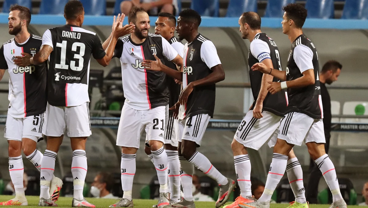 Juventus Turyn tylko zremisował z Sassuolo Calcio 3:3, a doskonałą partię rozegrał w bramce Starej Damy Wojciech Szczęsny. "Juve, postaw mu pomnik" - pisze "Tuttosport", komplementując polskiego bramkarza.