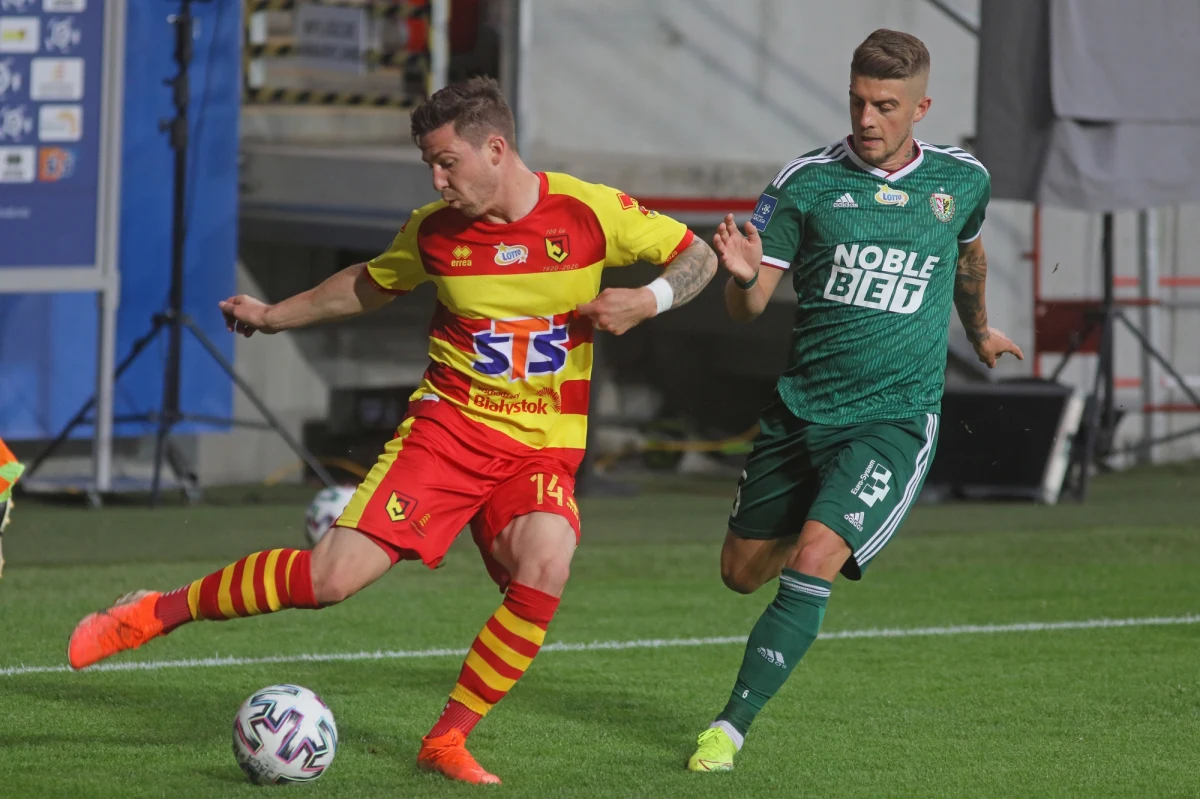 W przedostatniej kolejce PKO BP Ekstraklasy Jagiellonia Białystok pokonała Śląsk Wrocław 2:1. Rozgoryczony po tym spotkaniu był Michał Chrapek, który opuścił boisko po otrzymaniu dwóch żółtych kartek. Pomocnik ma duże pretensje do prowadzącego spotkanie Szymona Marciniaka.