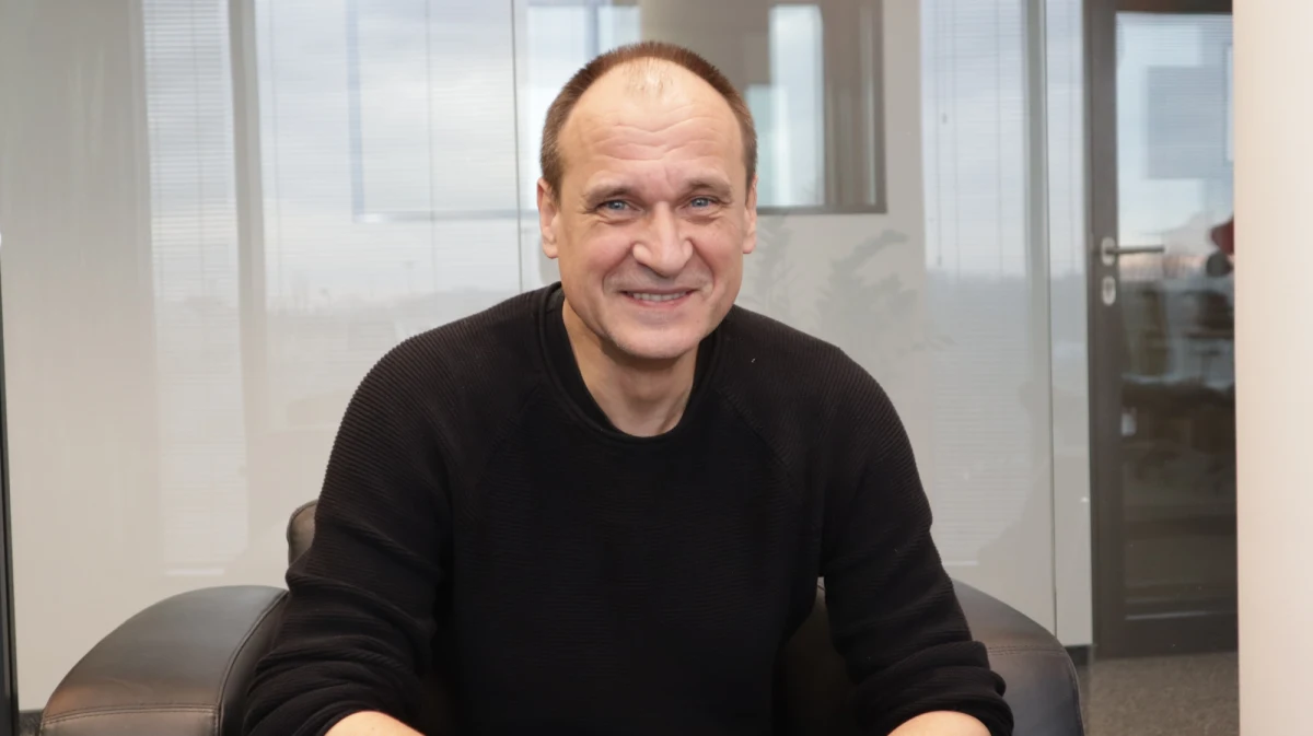 Mariusz Kamiński jako szef MSWiA nie różni się od poprzedników, nie jest ani lepszy ani gorszy, więc wstrzymałem się od głosu nad wotum nieufności dla niego - powiedział PAP w czwartek Paweł Kukiz. Był jednym z trzech takich posłów klubu KP-PSL-Kukiz'15.
