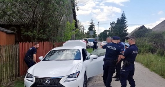 Sąd aresztował na 3 miesiące mężczyznę, który w jednym z komisów na warszawskiej Pradze potrącił samochodem policjantkę próbującą go zatrzymać. 