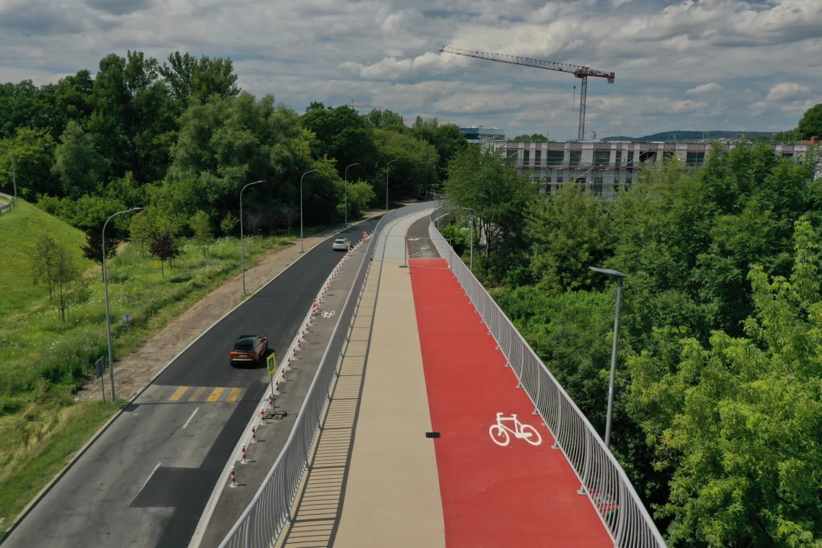 W Krakowie przy ul. Kamieńskiego powstała kładka pieszo-rowerowa. Jest gotowa, choć nie przeszła jeszcze odbioru technicznego. Kładka ma prawie 500 metrów długości. Jest zbudowana na kilkudziesięciu betonowych słupach. Zobaczcie ją na zdjęciach i filmie z naszego drona!