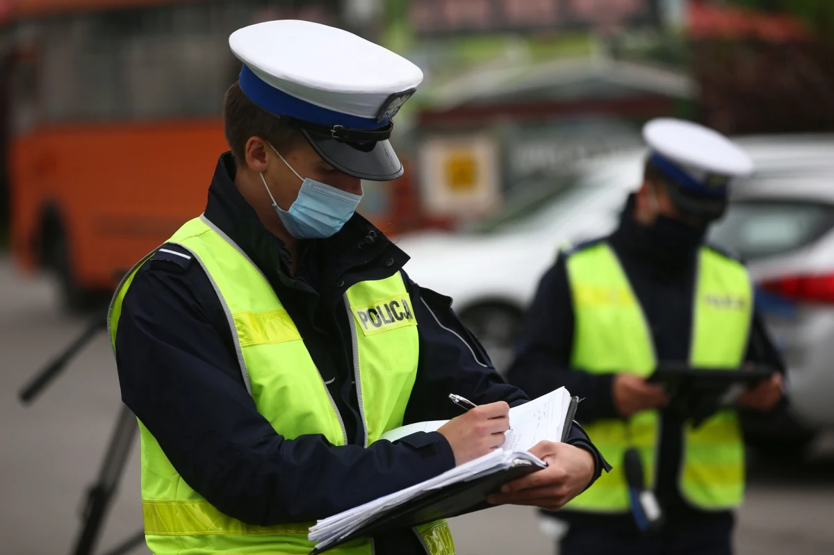 Policja decyduje o przerwaniu realizacji systemu łączności TETRA - dowiedział się nieoficjalnie reporter RMF FM Krzysztof Zasada. To reakcja na orzeczenie sądu, który unieważnił umowę ws. systemu z Motorolą. 