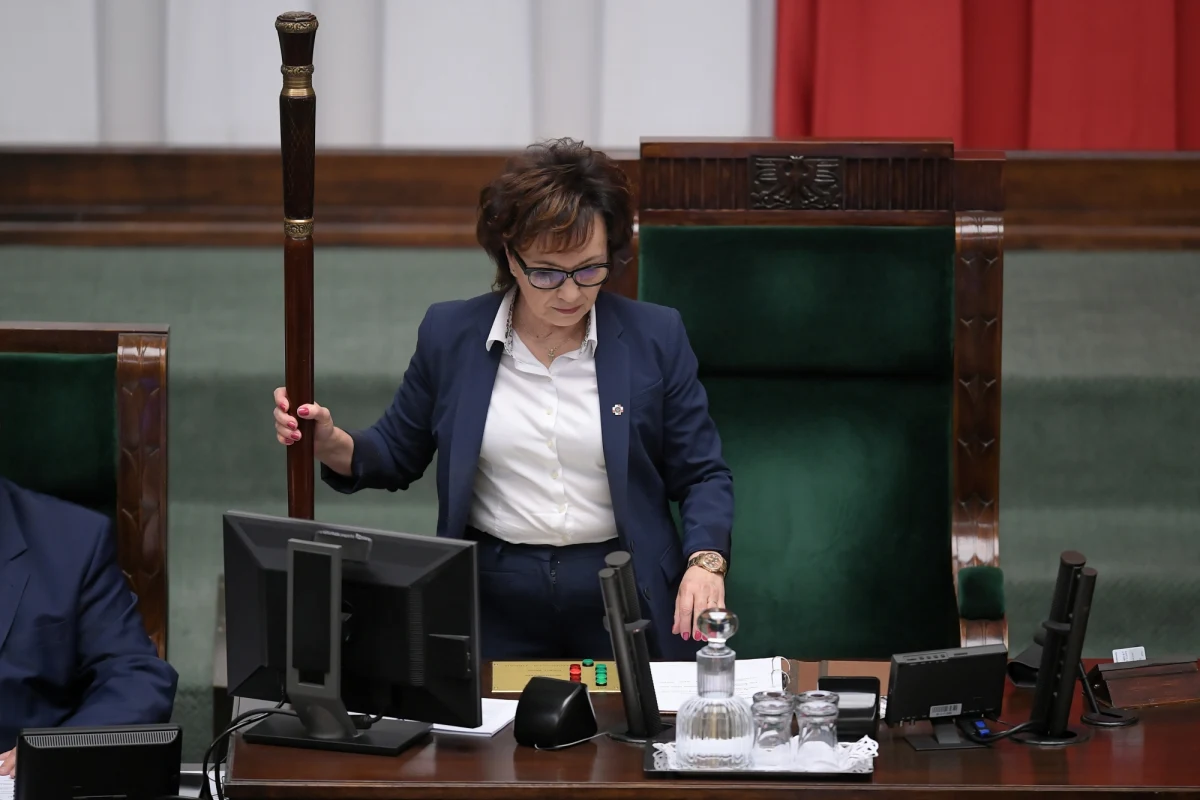Nie śmiałam się z komisji ds. pedofilii, tylko z sytuacji, jaka wyniknęła - tak marszałek Sejmu Elżbieta Witek tłumaczyła swój napad śmiechu podczas wczorajszego głosowania. Była długa procedura głosowania, to posłowie sobie zażartowali – dodaje.